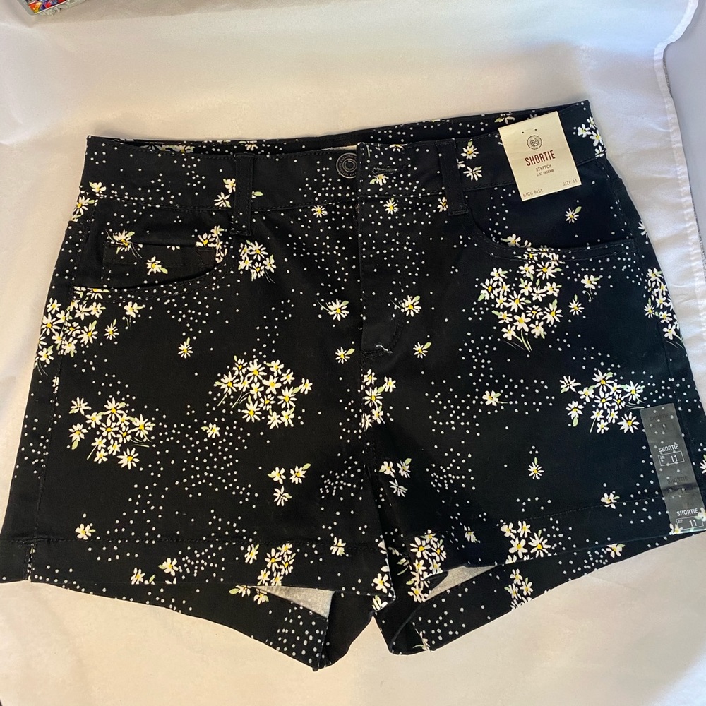 Brand new Daisy Floral Print high waisted shorts
